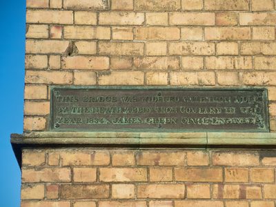 A plaque on the SE facing side of Bridge Chambers