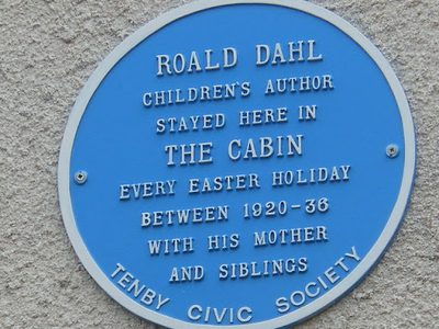 Blue Plaque commemorating visits by Roald Dahl to 'The Cabin'