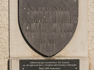 Plaque on Yr Hen Ysgol