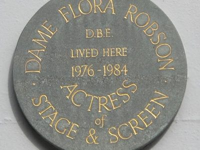 Plaque re Dame Flora Robson, Wykeham Terrace, BN1