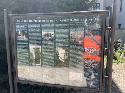 Der Judische Friedhof in der Grossen Hamburger Strasse