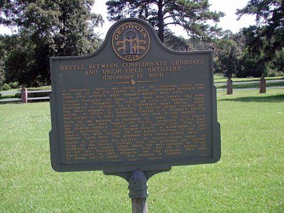 Battle between Confederate Gunboats and Union Field Artillery