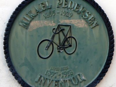 Mikael Pedersen plaque, Raglan House, Dursley