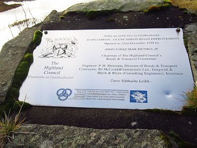 Cairn  and plaque, Loch Gowan