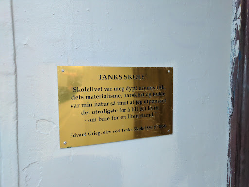 Tanks Skole